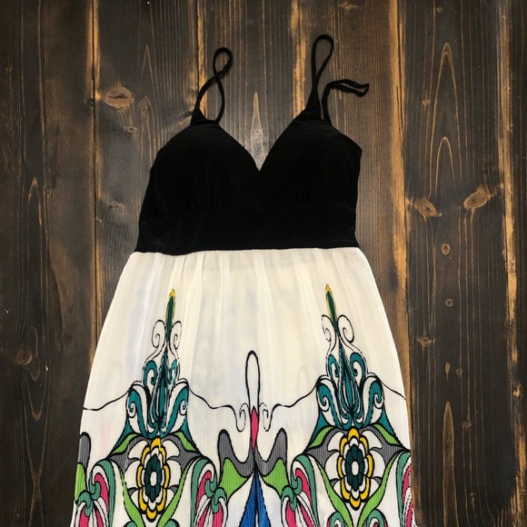 NWOT YoYo's Summer Dress SZ SMALL. Black & White with Vibrant Pattern in Skirt - Picture 4 of 8